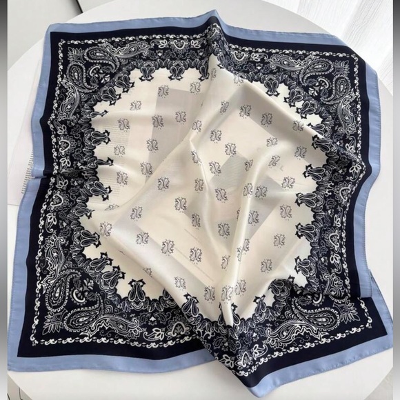 Elegant Cream and Blue Scarf S4 - Picture 2 of 2